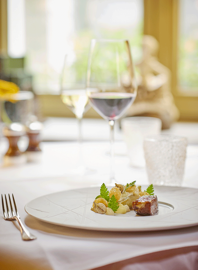 un plat gastronomique servi en chambre de l'hôtel Heritage à Bruges