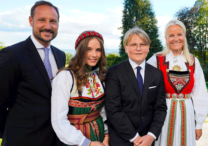 Le prince Haakon de Norvège et la princesse Mette-Marit avec leurs enfants